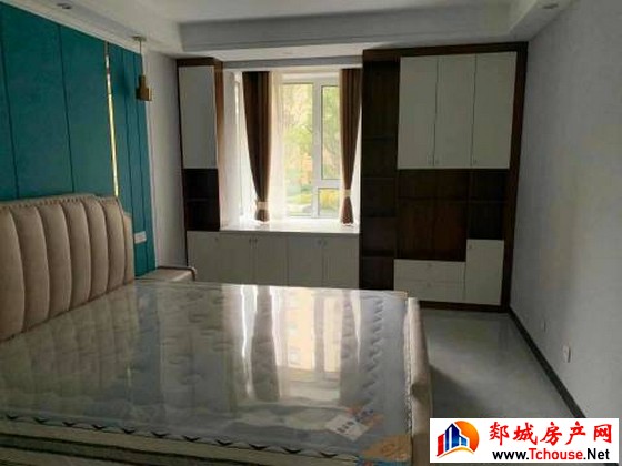 龙域中央小区 1室1厅 45平米 简单装修 12000元/年
